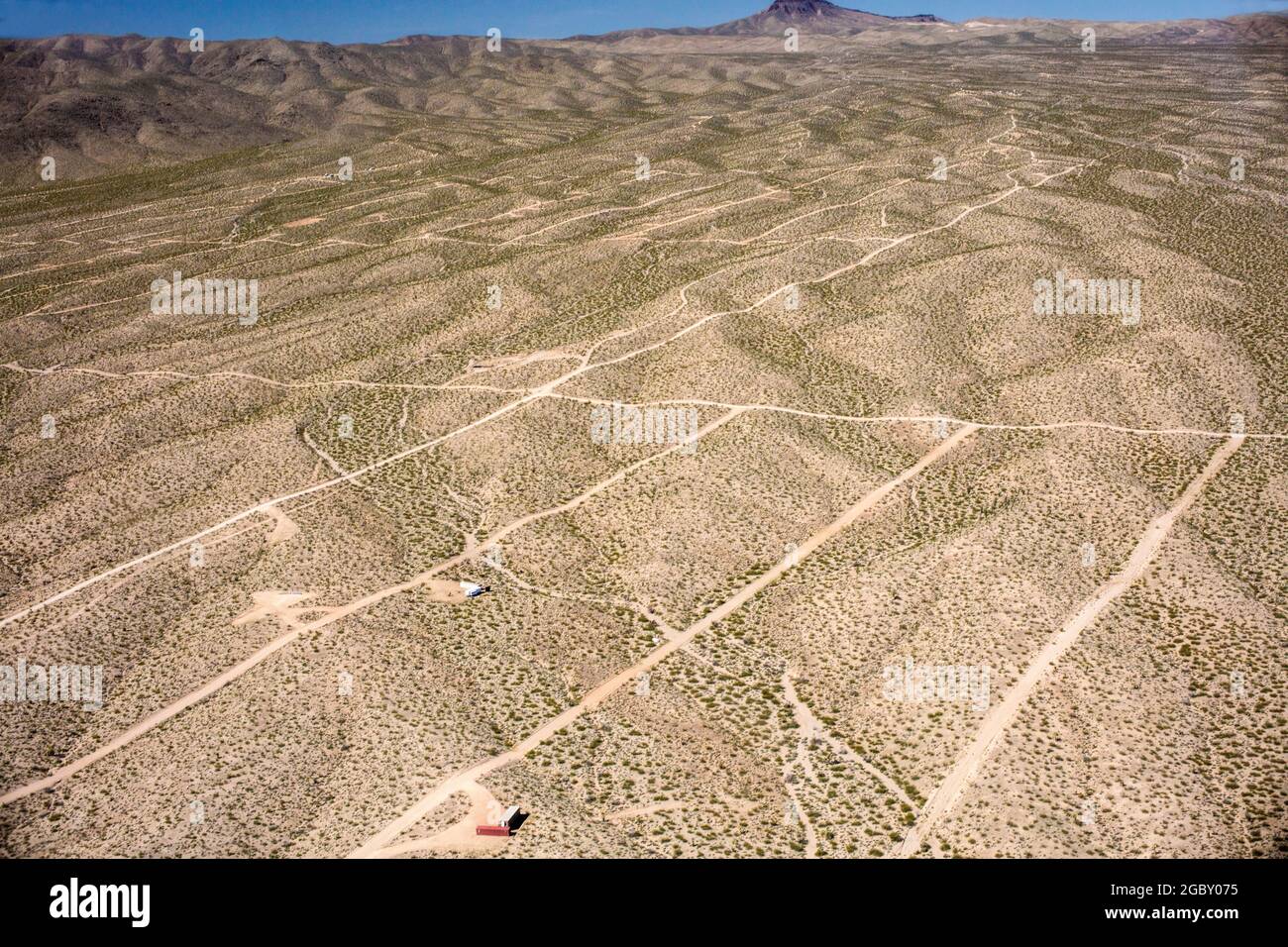 Strade sterrate in configurazione a griglia segnano un nuovo insediamento nel deserto vicino a Las Vegas, Nevada, Stati Uniti, con pochi takersd Foto Stock