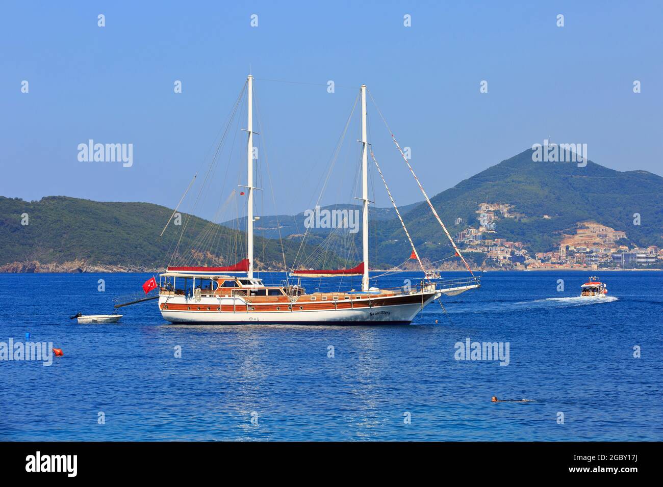 Uno splendido yacht in legno a due alberi (gulet) per l'ancoraggio a Sveti  Stefan (Budva), Montenegro Foto stock - Alamy