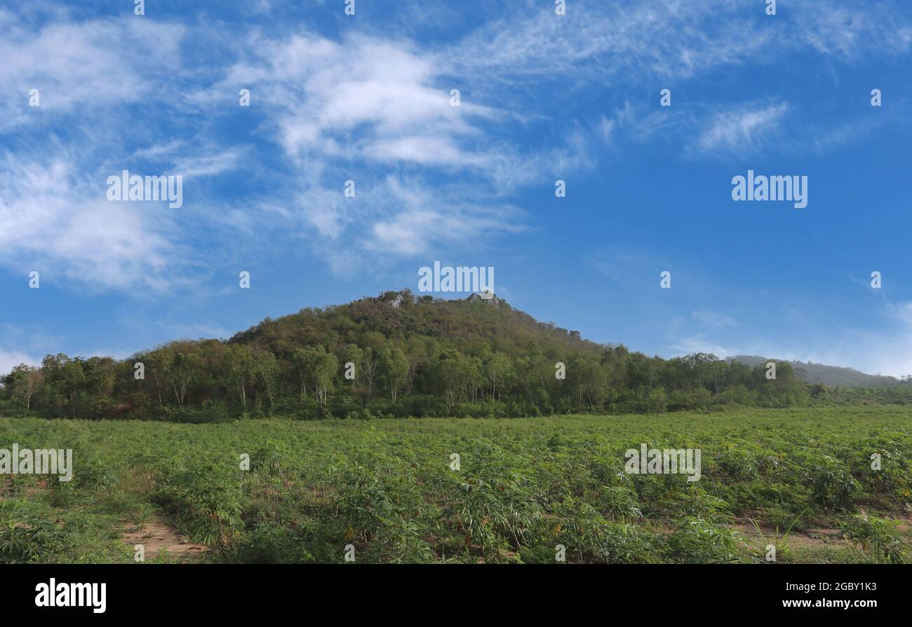 Montagne e cielo fresco durante il giorno, zone rurali della Thailandia. Foto Stock