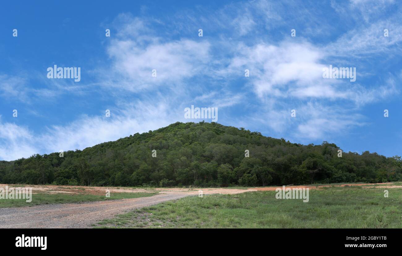 Montagne e cielo fresco durante il giorno, zone rurali della Thailandia. Foto Stock