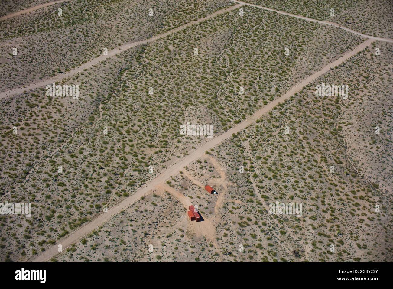 I contenitori segnano il luogo delle nuove case proposte nel deserto vicino a Las Vegas, Nevada, USA Foto Stock