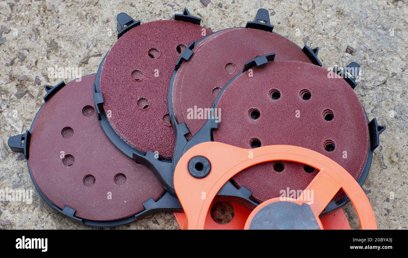 Una vista ad alto angolo dei dischi abrasivi orbitali Foto Stock Una vista ad alto angolo dei dischi abrasivi orbitali Foto Stock