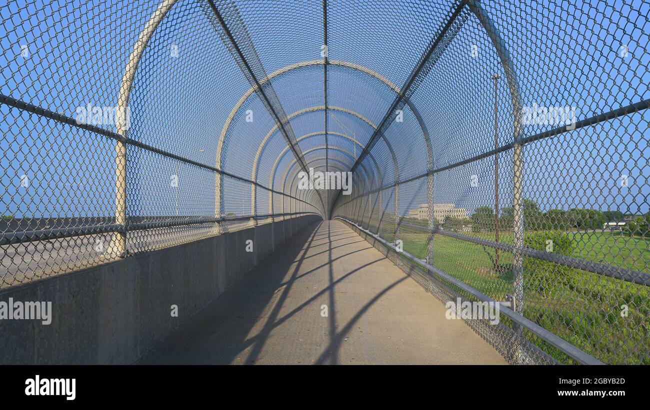 Cavalcavia pedonale sull'Interstate 35 vicino alla 1700 50th Street a West Des Moines, Iowa Foto Stock