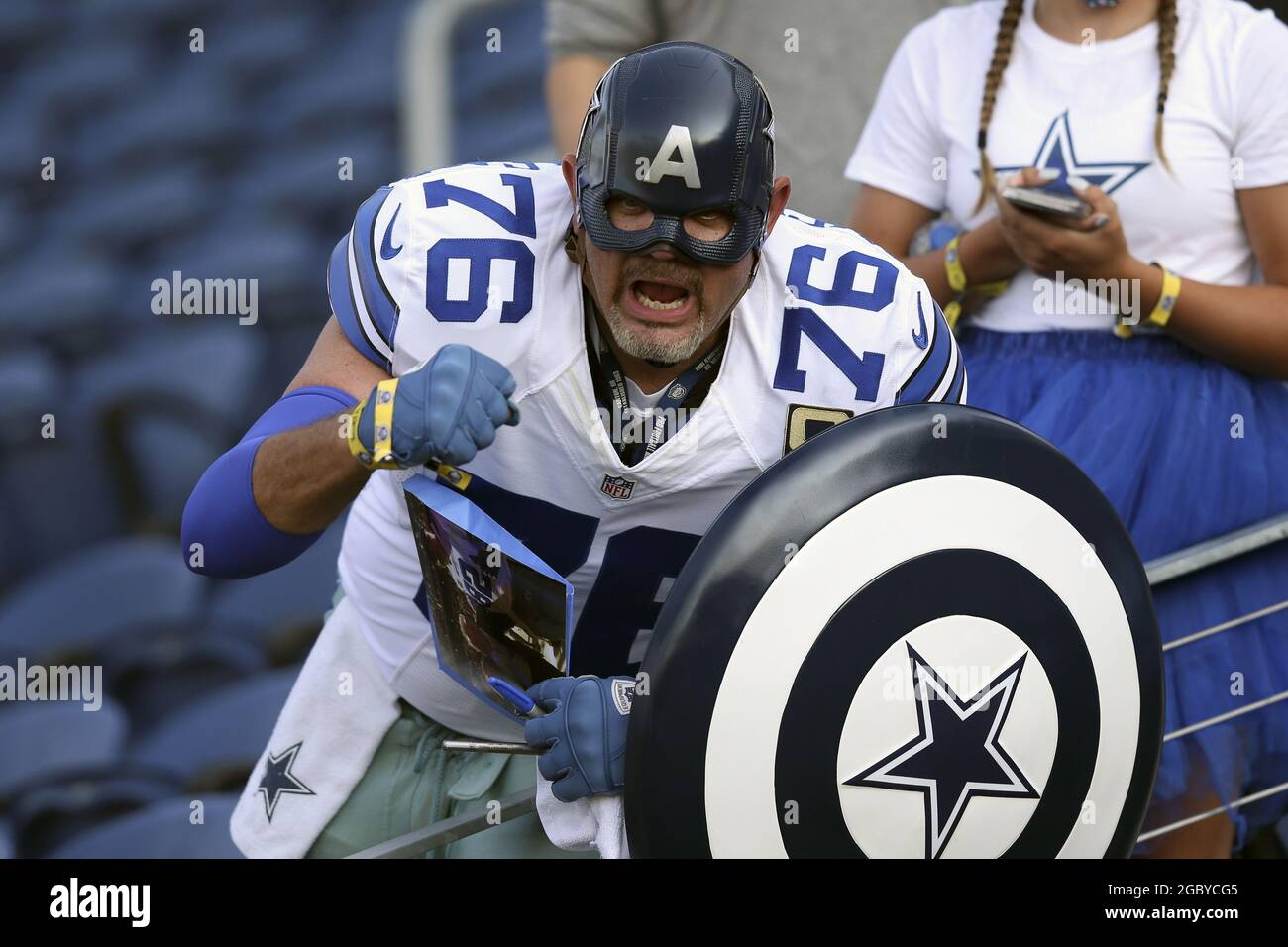 Canton, Stati Uniti. 05 agosto 2021. Un fan dei Dallas Cowboys prima della partita dei Cowboys contro i Pittsburgh Steelers alla Pro Football Hall of Fame Game di Canton, Ohio, giovedì 5 agosto 2021. Foto di Aaron Josefczyk/UPI Credit: UPI/Alamy Live News Foto Stock