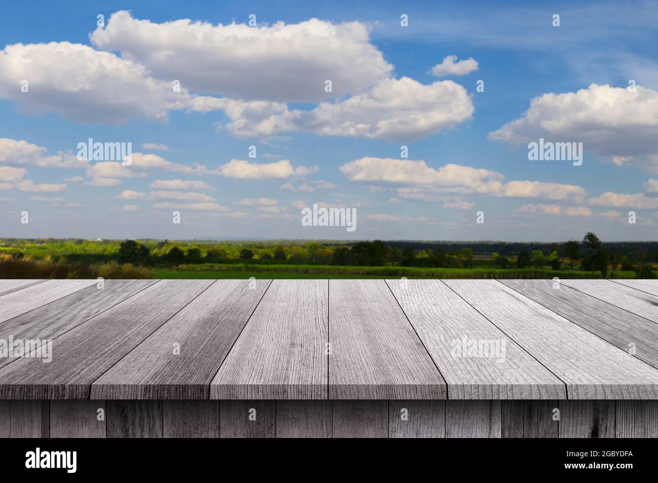 Pavimento in legno di tavolo su area rurale e cielo fresco durante il giorno di sfondo per il design nel vostro concetto di lavoro. Foto Stock