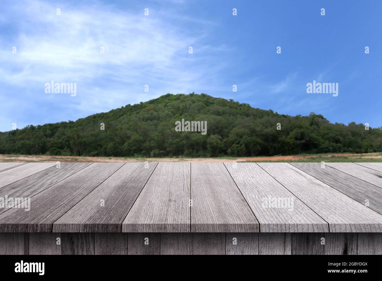 Pavimento in legno di tavola su montagne e cielo fresco durante il giorno di fondo per il design nel vostro concetto di lavoro. Foto Stock