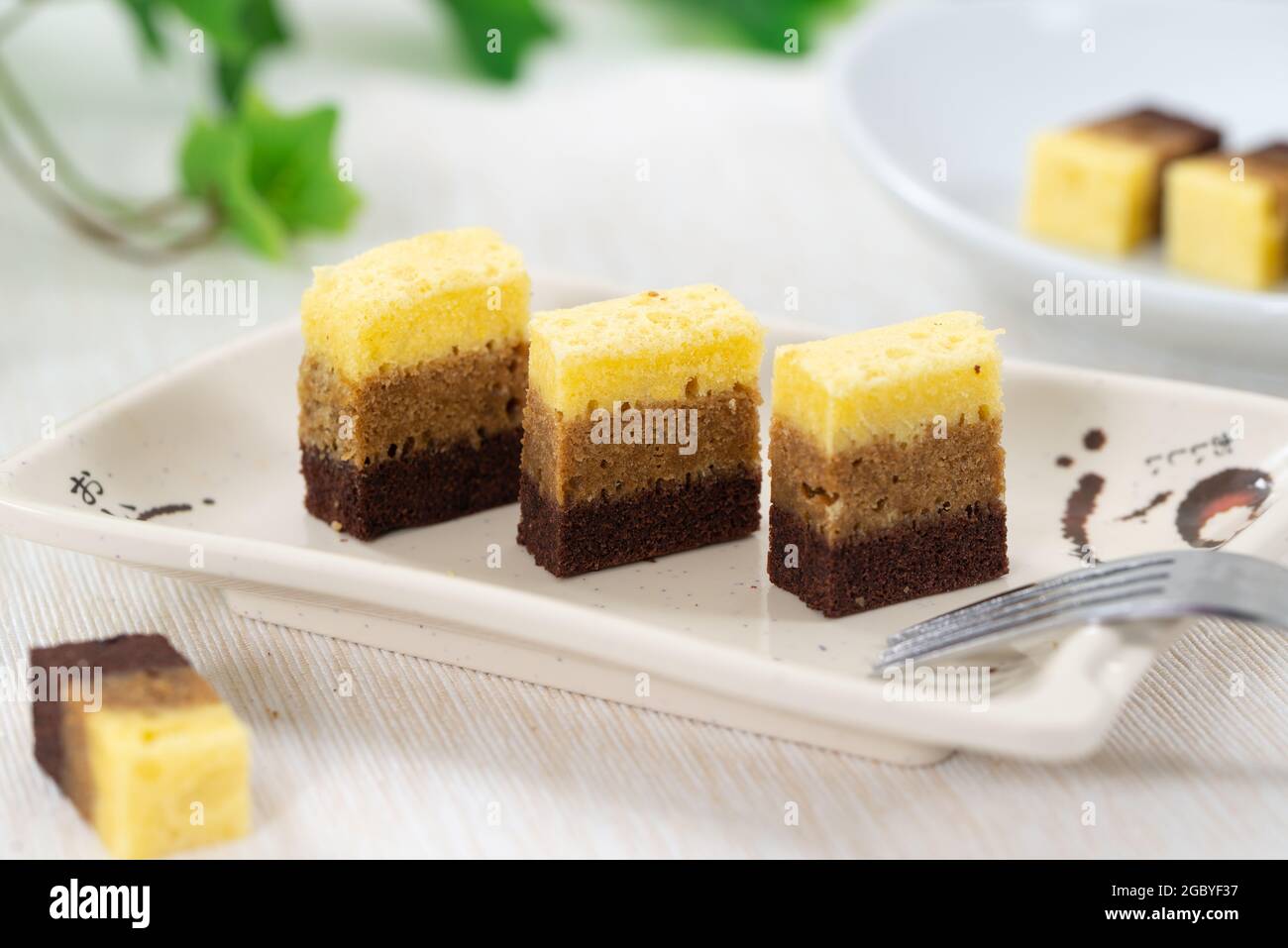 Torta di caffè al cioccolato a vapore a tre strati Foto Stock