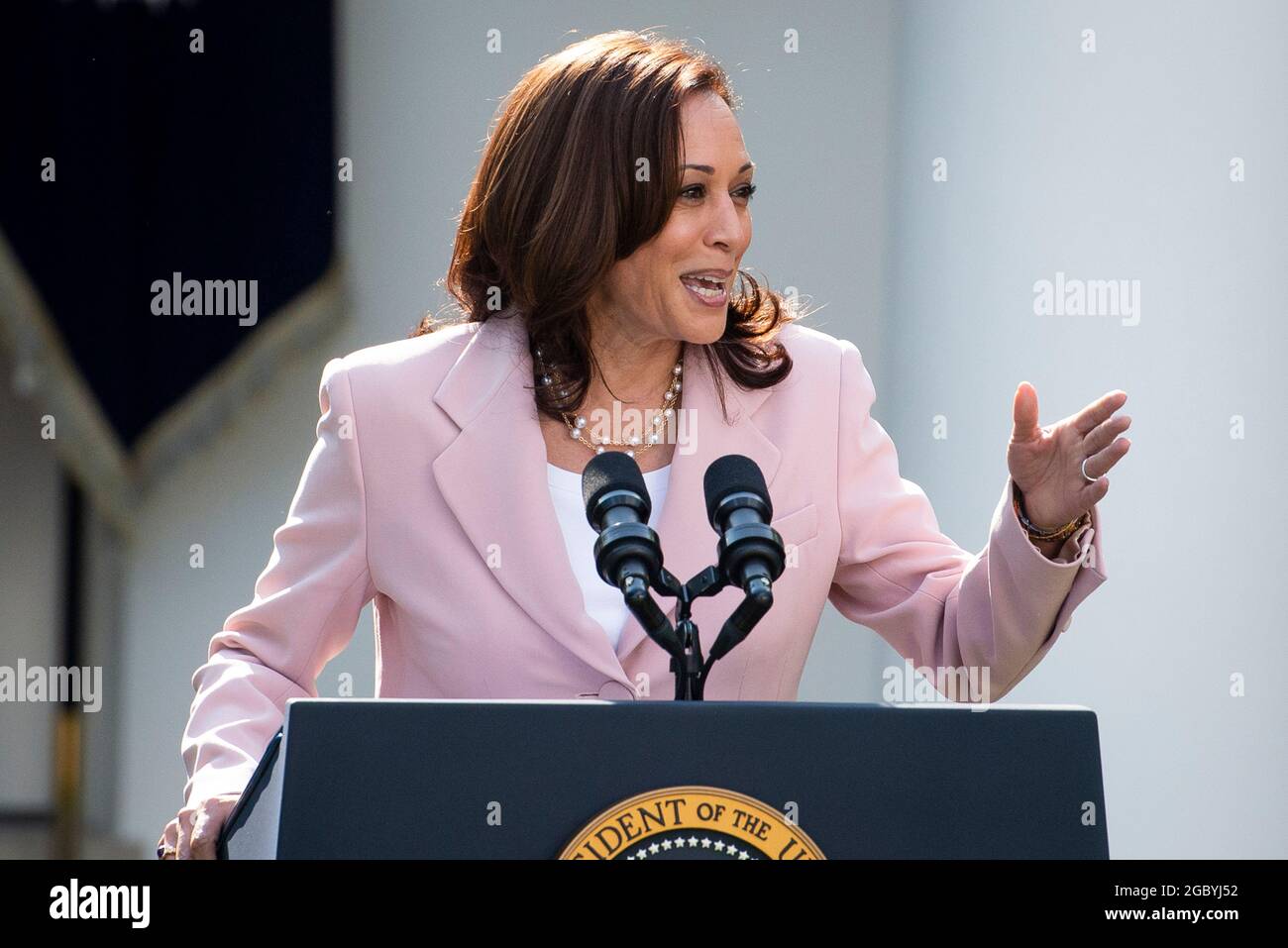 Il Vice Presidente degli Stati Uniti Kamala Harris ha espresso le sue osservazioni prima che il Presidente degli Stati Uniti Joe Biden firmi H.R. 3325, "un atto per assegnare quattro medaglie d'oro del Congresso alla polizia del Campidoglio degli Stati Uniti e a coloro che hanno protetto il Campidoglio degli Stati Uniti il 6 gennaio, 2021," in legge nel Rose Garden della Casa Bianca a Washington, DC, giovedì 5 agosto 2021. Credito: Rod Lamkey/CNP/MediaPunch Foto Stock