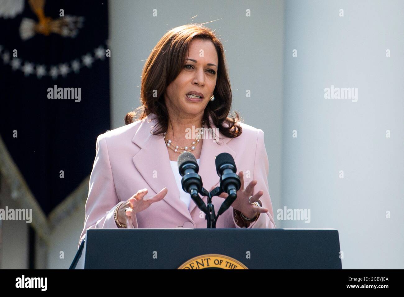 Il Vice Presidente degli Stati Uniti Kamala Harris ha espresso le sue osservazioni prima che il Presidente degli Stati Uniti Joe Biden firmi H.R. 3325, "un atto per assegnare quattro medaglie d'oro del Congresso alla polizia del Campidoglio degli Stati Uniti e a coloro che hanno protetto il Campidoglio degli Stati Uniti il 6 gennaio, 2021," in legge nel Rose Garden della Casa Bianca a Washington, DC, giovedì 5 agosto 2021. Credito: Rod Lamkey/CNP/MediaPunch Foto Stock