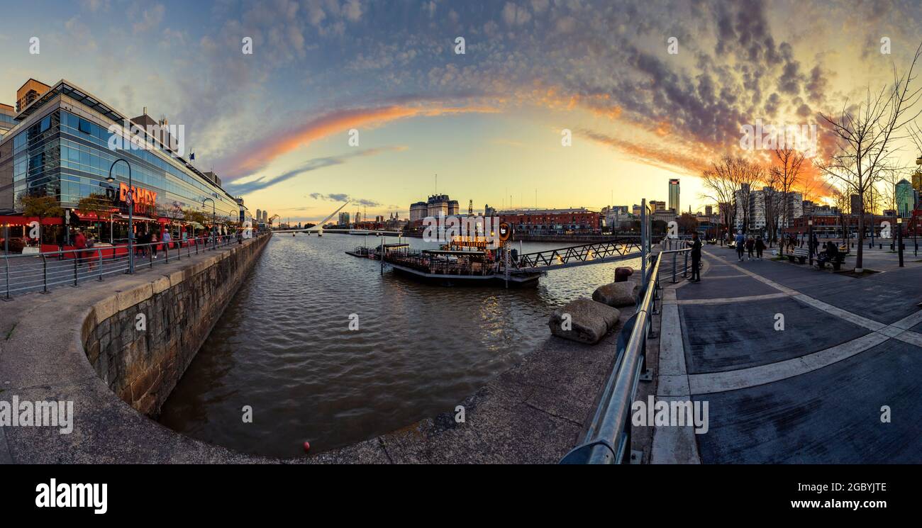 Foto panoramica del Ponte della Donna al crepuscolo, Puerto Madero, Buenos Aires, Argentina. Foto Stock