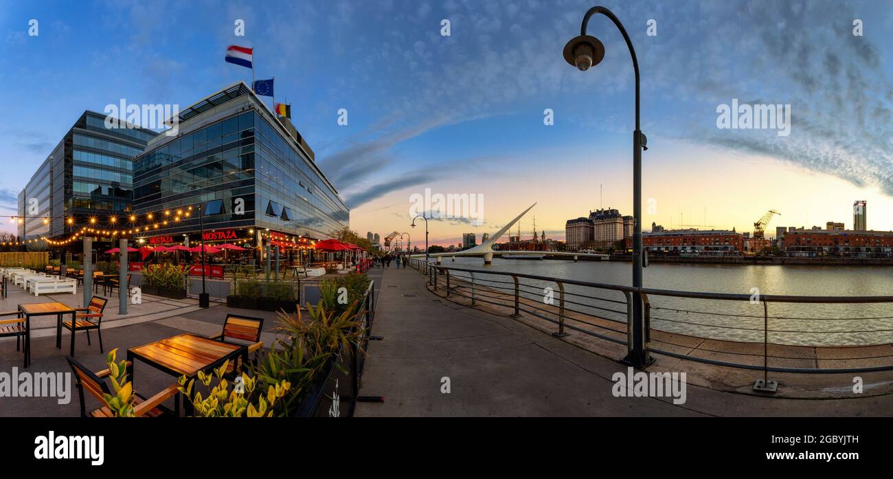 Foto panoramica del Ponte della Donna al crepuscolo, Puerto Madero, Buenos Aires, Argentina. Foto Stock