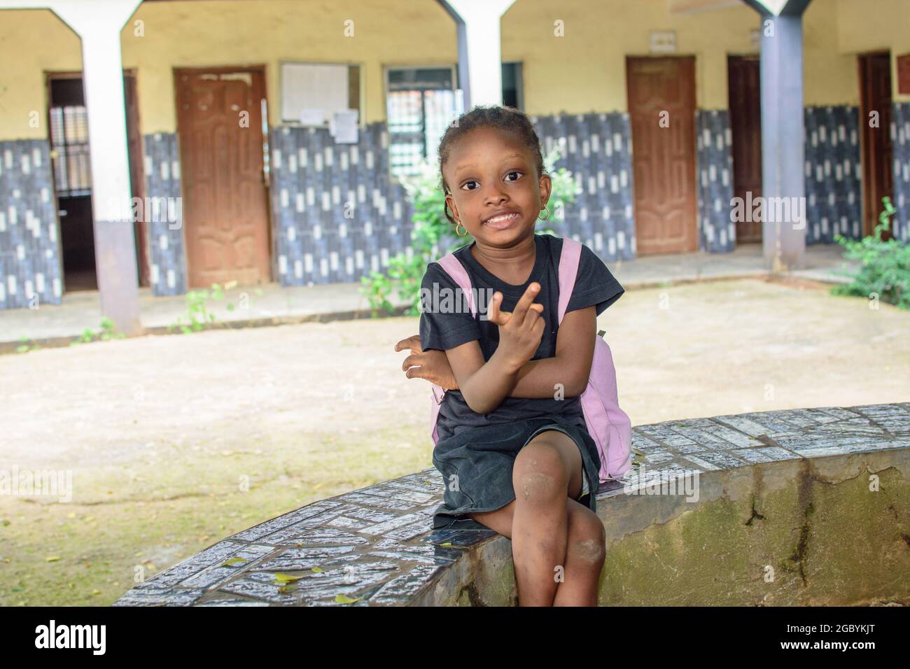 Bambina africana, pupilla o studente seduto in un ambiente scolastico dove vorrebbe studiare per eccellenza nella sua istruzione e carriera Foto Stock