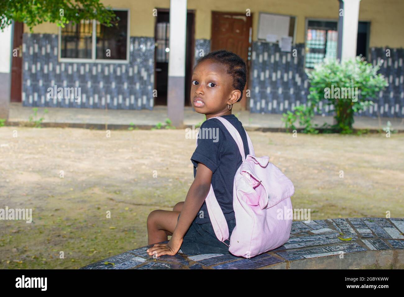Bambina africana, pupilla o studente seduto in un ambiente scolastico dove vorrebbe studiare per eccellenza nella sua istruzione e carriera Foto Stock