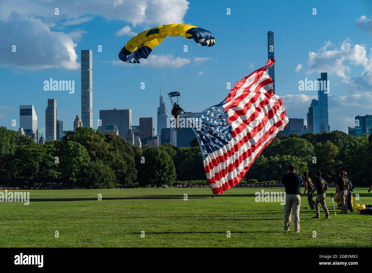 New York, Stati Uniti. 05 agosto 2021. I membri della squadra di paracadute della marina degli Stati Uniti Leap Frogs eseguono una dimostrazione di paracadute freefall sul Great Lawn of Central Park a New York il 5 agosto 2021. La squadra di paracadute della marina degli Stati Uniti ha cominciato in 1969 quando le guarnizioni della marina e i membri della squadra di demolizione dell'acqua dell'underwater hanno cominciato a esibirsi alle esposizioni dell'aria. La manifestazione ha attirato molte persone a visitare il Great Lawn of Central Park. (Foto di Lev Radin/Sipa USA) Credit: Sipa USA/Alamy Live News Foto Stock