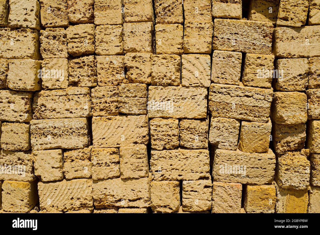 Mattoni di roccia di guscio. Materiale da costruzione naturale. Sfondi. Foto Stock