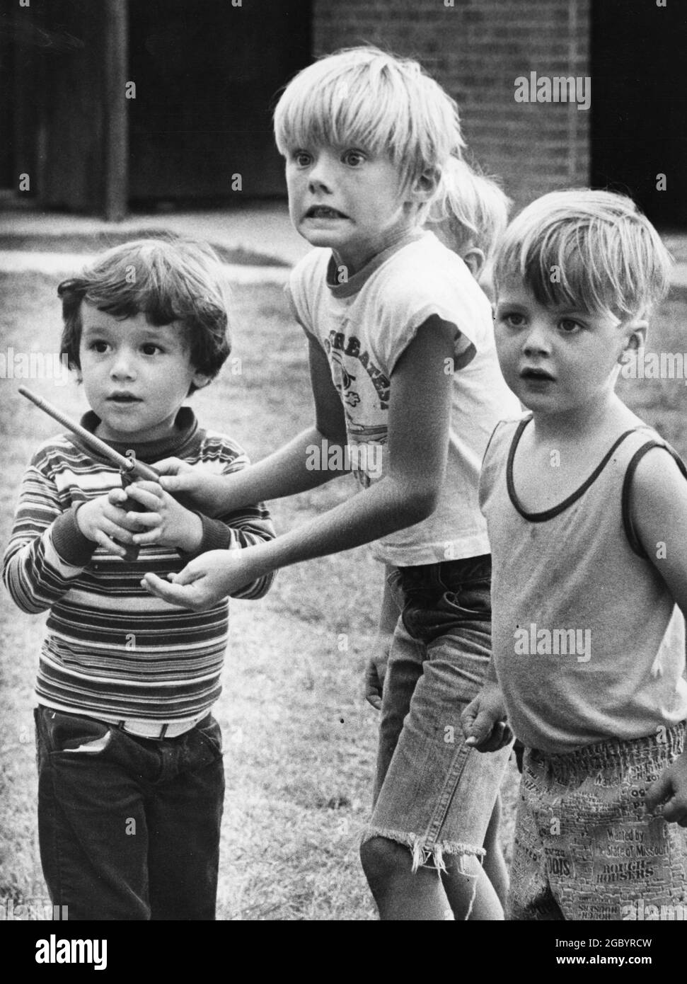 Bryan Texas USA, circa 1978: I giovani ragazzi reagiscono dopo che il giocattolo stavano giocando con Hit una finestra vicina. ©Bob Daemmrich Foto Stock