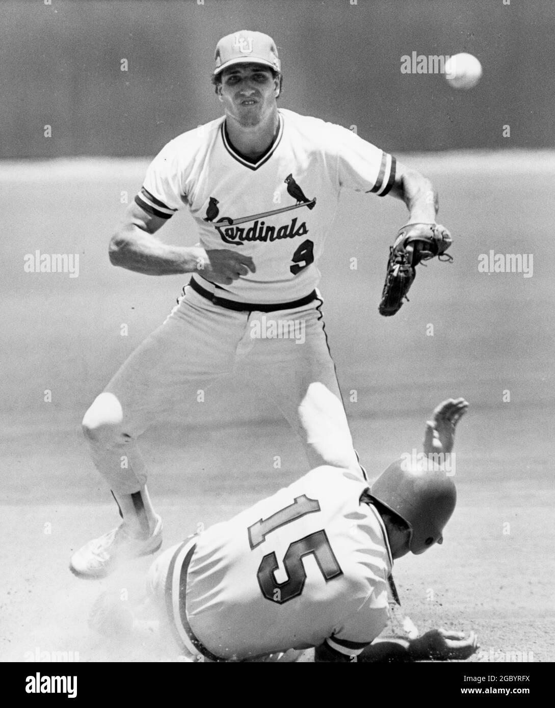 Austin Texas USA, circa 1982: Azione tra la squadra di baseball maschile della University of Texas e gli avversari nel campo di casa di UT; l'infeelder lancia la palla al primo baseman mentre il giocatore scivola nella seconda base. ©Bob Daemmrich Foto Stock