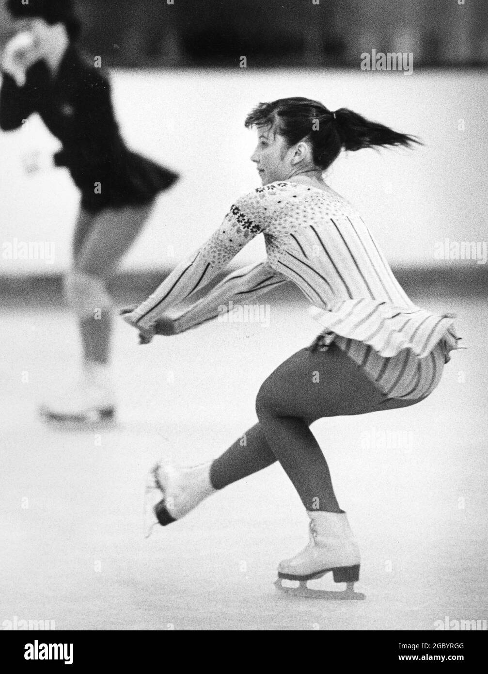 Austin, Texas USA, circa 1989: Competitivo pattinatore di ghiaccio Tracy McCormick pratica la sua routine al Northcross Mall Rink di Austin. ©Bob Daemmrich Foto Stock