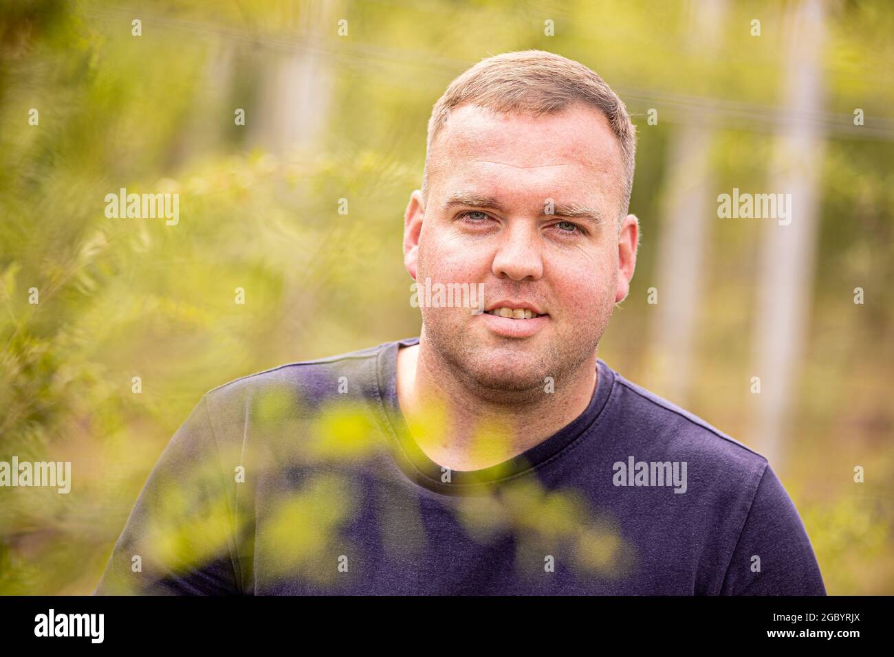 Hagenburg, Germania. 04 agosto 2021. L'agricoltore Henning Bothe si erge sulla sua piantagione di frutti di bosco goji. La fattoria di Hagenburg presso lo Steinhuder Meer è una delle poche aziende agricole in Germania che coltivano la bacca. (A dpa 'Goji Berry Harvest at Steinhuder Meer Started') Credit: Moritz Frankenberg/dpa/Alamy Live News Foto Stock