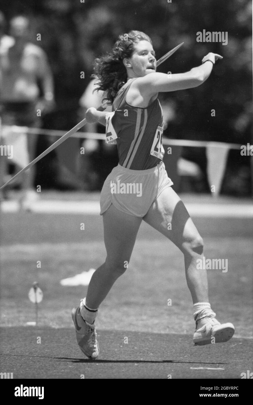 Austin Texas USA, 1992: Studente universitario femminile compete nel lancio del javelin durante i campionati di pista e campo della Divisione 1 di NCAA. ©Bob Daemmrich Foto Stock