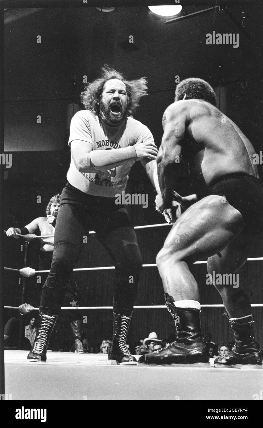 Austin Texas USA, circa 1986:i lottatori professionisti si esibiscono sul ring durante una sosta del tour ad Austin. Ivan Putski, "The Polish Hammer", è sulla destra. Foto Stock