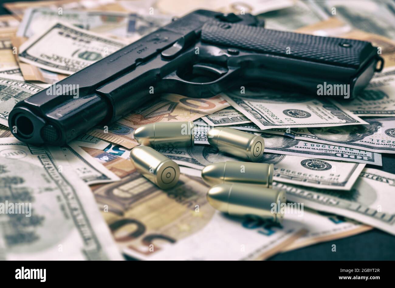 Pistole e pallottole su dollari e banconote in euro sfondo, closeup vista. Denaro criminale. Moneta nera e protezione, concetto di mafia e corruzione, Foto Stock