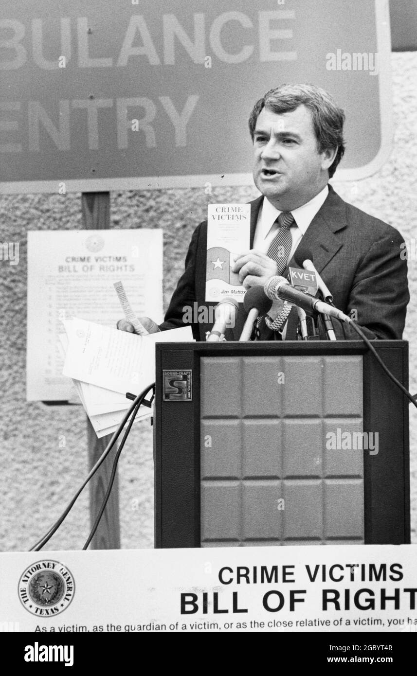 Austin Texas USA, circa 1993: Il procuratore generale del Texas Jim Mattox tiene una conferenza stampa all'esterno di un pronto soccorso dell'ospedale per presentare la "legge dei diritti" del suo ufficio per le vittime del crimine. ©Bob Daemmrich Foto Stock