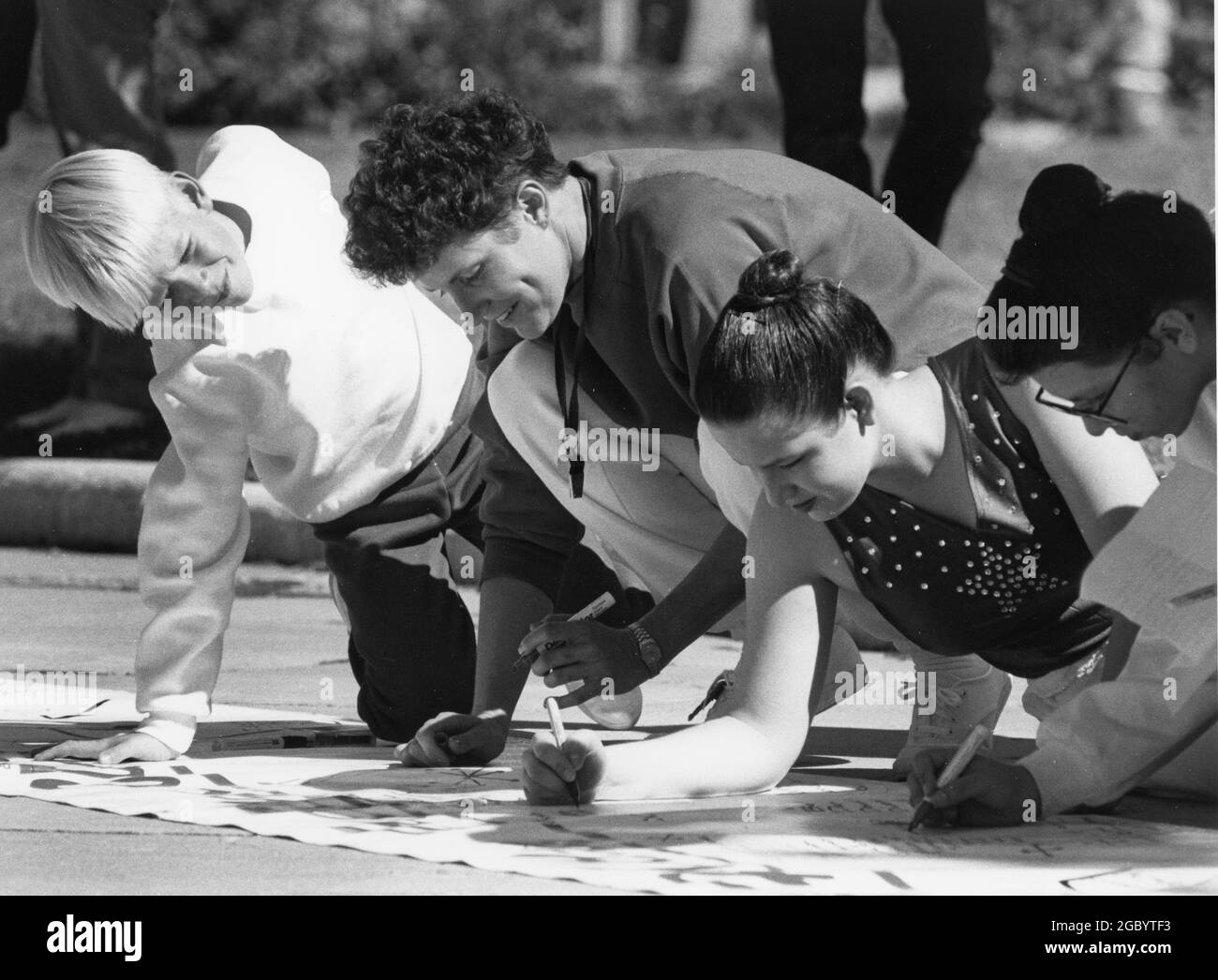 Austin Texas USA, circa 1993: Le famiglie firmano le schede giganti di Natale al Campidoglio del Texas per i membri militari degli Stati Uniti schierati nel Medio Oriente. ©Bob Daemmrich Foto Stock