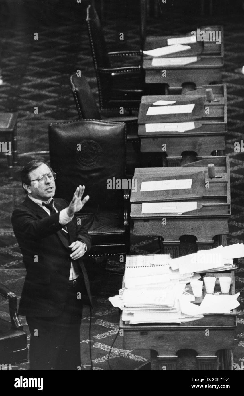 Austin Texas USA, 1991: Il senatore di stato del Texas Carlos Truan, un democratico del Corpus Christi, parla al Senato mentre conduce un filibuster per ritardare la legislazione che si oppone durante la sessione legislativa. ©Bob Daemmrich Foto Stock