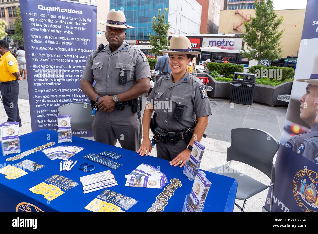 New York, Stati Uniti. 3 agosto 2021. Atmosfera durante la notte nazionale contro la violenza delle armi ad Harlem, New York City.Various organizzazione si è unita agli ufficiali della comunità di polizia per guidare un messaggio contro la violenza delle armi nelle strade della città. Ci sono stati servizi per aiutare i giovani a ottenere posti di lavoro dignitosi, tende mediche per essere testato per l'HIV e COVID-19, COVID-19 vaccinazione popup, e offerta di cibo gratuito. Credit: SOPA Images Limited/Alamy Live News Foto Stock