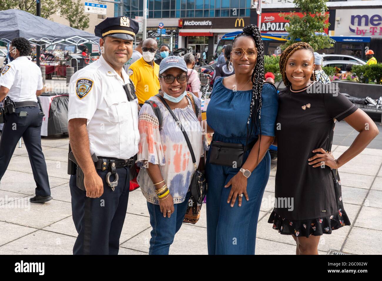 New York, Stati Uniti. 3 agosto 2021. Atmosfera durante la notte nazionale contro la violenza delle armi ad Harlem, New York City.Various organizzazione si è unita agli ufficiali della comunità di polizia per guidare un messaggio contro la violenza delle armi nelle strade della città. Ci sono stati servizi per aiutare i giovani a ottenere posti di lavoro dignitosi, tende mediche per essere testato per l'HIV e COVID-19, COVID-19 vaccinazione popup, e offerta di cibo gratuito. (Foto di Ron Adar/SOPA Images/Sipa USA) Credit: Sipa USA/Alamy Live News Foto Stock