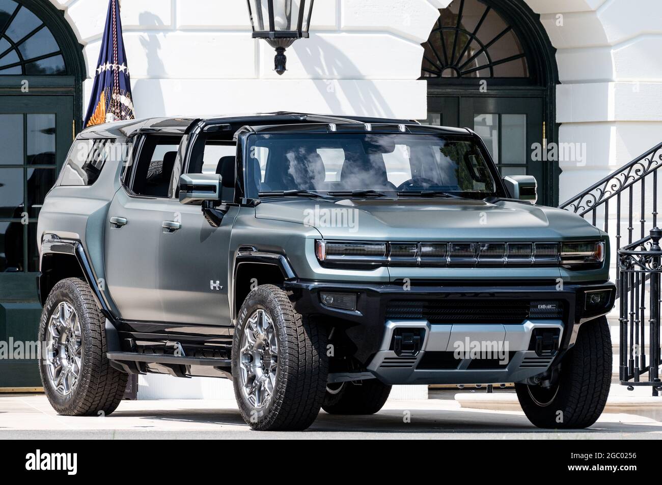 Washington, Stati Uniti. 05 agosto 2021. Un veicolo elettrico GMC Hummer è  parcheggiato di fronte al portico sud della Casa Bianca in occasione di un  evento in cui il presidente ha firmato