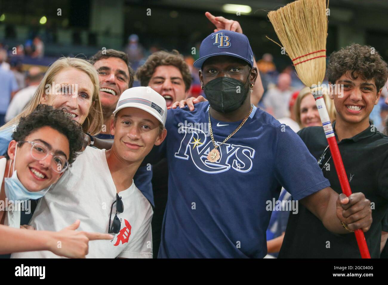 San Pietroburgo, Florida. USA; Raiko Arozarena, portiere di Tampa Bay Rowdies, ha posato con i tifosi con la sua scopa per la spazzata dei Boston Red Sox dopo un majo Foto Stock