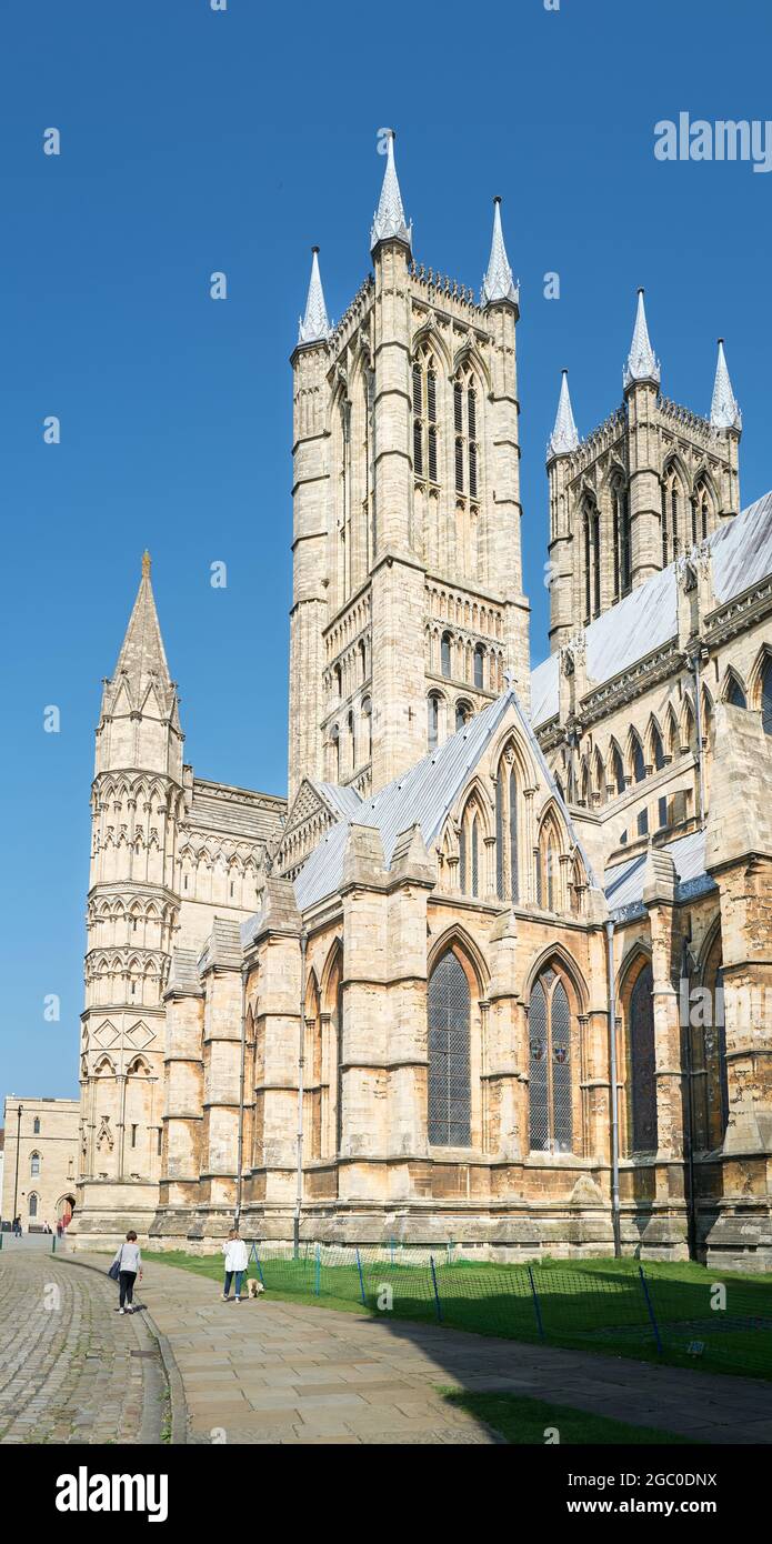 Passa accanto alle torri gemelle e al pinnacolo, all'angolo sud-ovest della cattedrale medievale di Lincoln, Inghilterra. Foto Stock