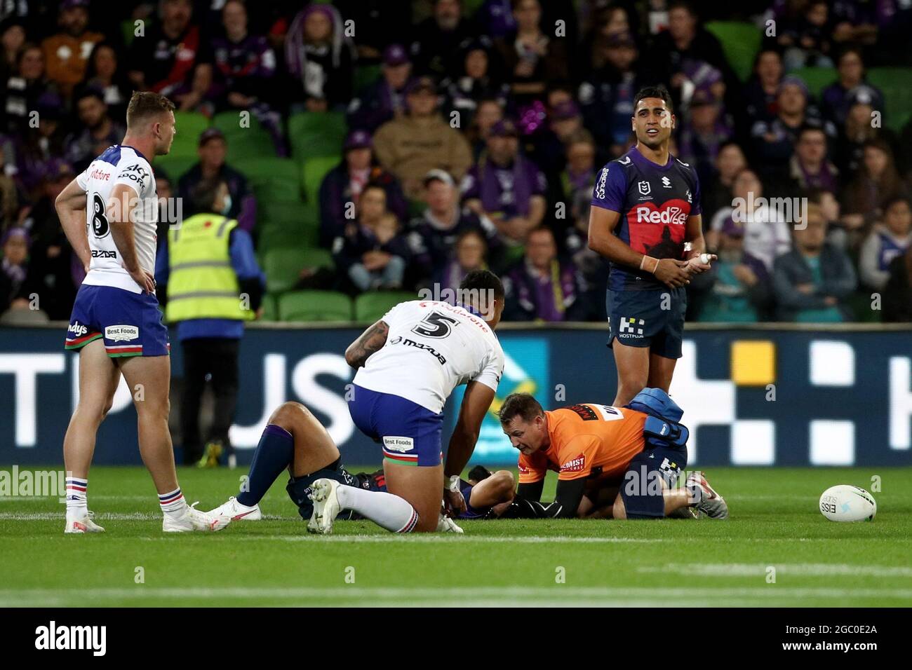 MELBOURNE, AUSTRALIA - 25 APRILE: George Jennings of the Storm è stato assistito dal personale medico dopo un high tackle durante il round sette NRL match tra Melbourne Storm e New Zealand Warriors all'AAMI Park il 25 aprile 2021 a Melbourne, Australia. Credit: Keating/Speed Media/Alamy Live News Foto Stock