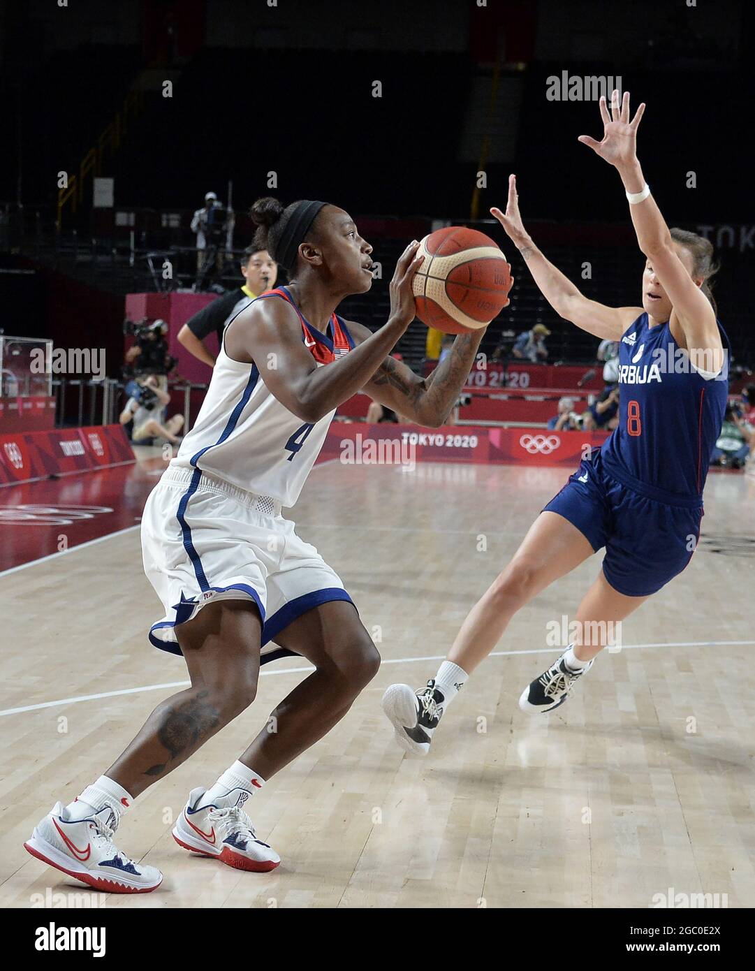 Tokyo, Giappone. 06 agosto 2021. Jewell Loyd (L) degli Stati Uniti guarda a sparare mentre la Serbia Nevena Jovanovic si lancia a difendere durante la semifinale femminile di basket alle Olimpiadi di Tokyo 2020, venerdì 6 agosto 2021, a Tokyo, Giappone. USA ha vinto, 70-59 per avanzare alla medaglia d'oro gioco. Foto di Mike Theiler/UPI Credit: UPI/Alamy Live News Foto Stock