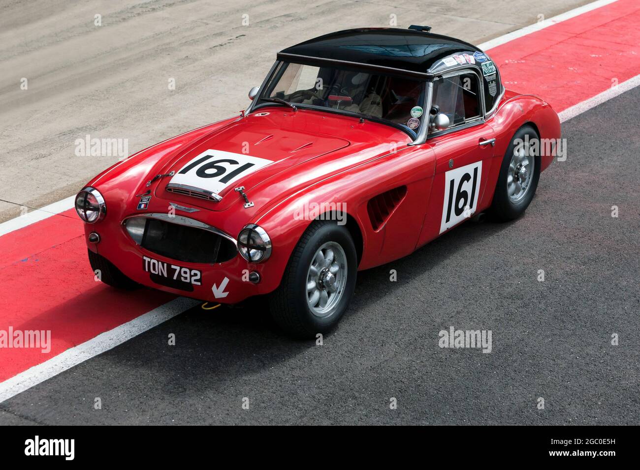 La Austin Healey 3000, di Doug Muirhead e Jeremy Welch, nella pit lane prima dello start del Trofeo Internazionale per le vetture Classic Pre-66 GT Foto Stock