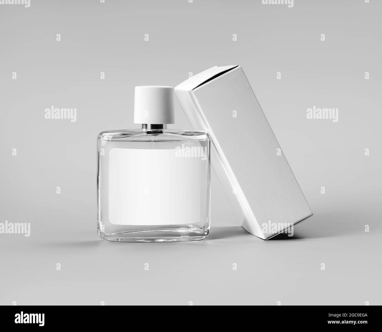 Bella presentazione mockup di scatola di cartone bianco, bottiglia di vetro trasparente con tappo, etichetta per il design, isolato su sfondo. Modello per brande Foto Stock