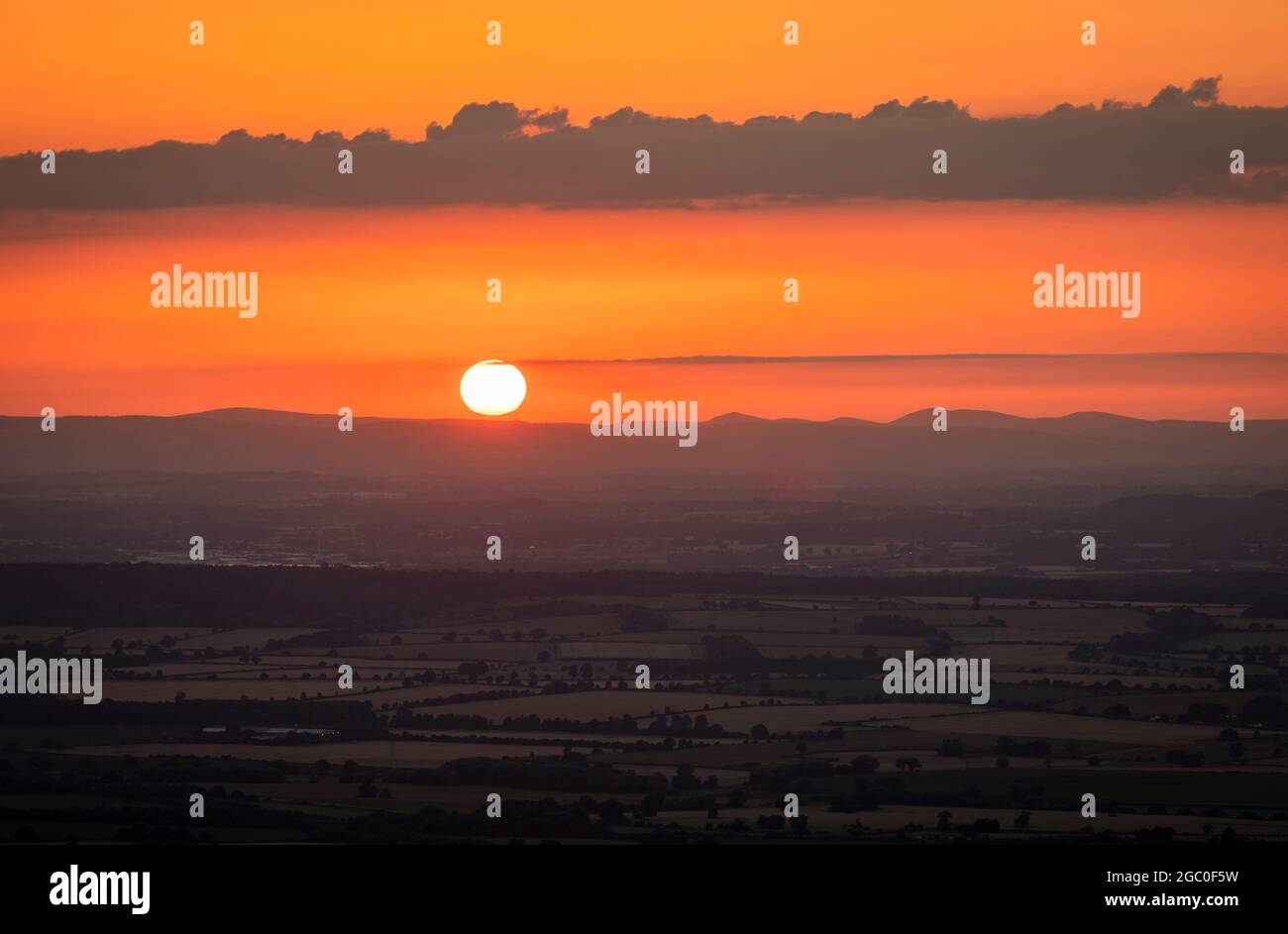 Luglio tramonto sulle Shropshire Hills dalla cima del Wrekin vicino Telford West Midlands, Inghilterra Foto Stock