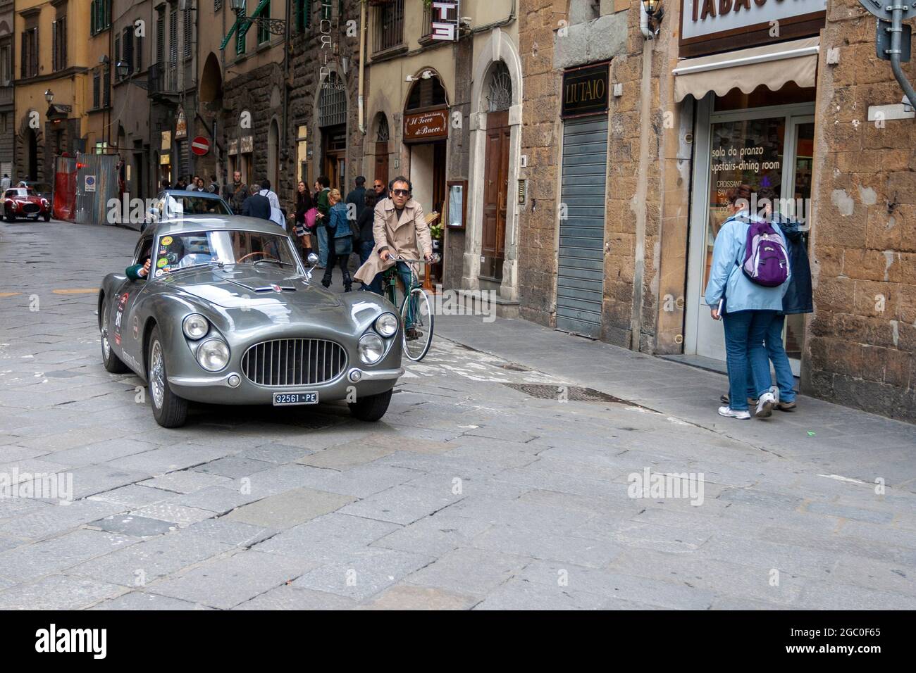 Firenze, Italia - 8 maggio 2010: FIAT 8V s/n 102 (1954) al rally Mille miglia edizione 2010 su una strada trafficata a Firenze. Foto Stock