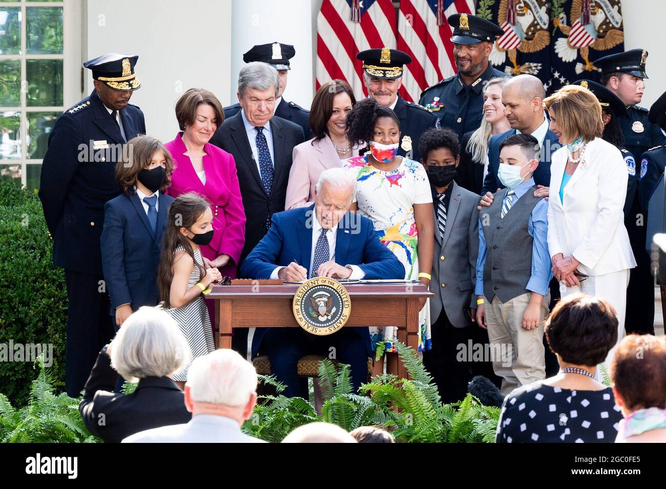 Washington, Stati Uniti. 05 agosto 2021. Il presidente Joe Biden firma la S.R. 3325 che assegna le medaglie d'oro del Congresso alla polizia del Campidoglio degli Stati Uniti e alla polizia metropolitana della DC per il loro lavoro il 6 gennaio. Credit: SOPA Images Limited/Alamy Live News Foto Stock