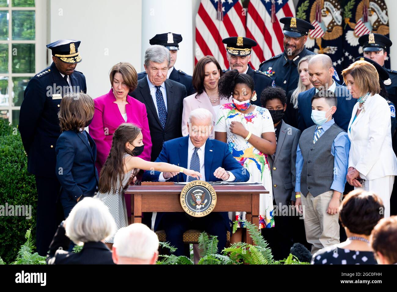 Washington, Stati Uniti. 05 agosto 2021. Il presidente Joe Biden firma la S.R. 3325 che assegna le medaglie d'oro del Congresso alla polizia del Campidoglio degli Stati Uniti e alla polizia metropolitana della DC per il loro lavoro il 6 gennaio. Credit: SOPA Images Limited/Alamy Live News Foto Stock