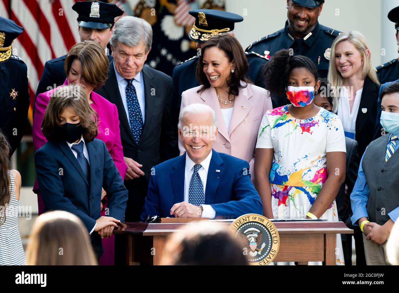 Washington, Stati Uniti. 05 agosto 2021. Il presidente Joe Biden firma la S.R. 3325 che assegna le medaglie d'oro del Congresso alla polizia del Campidoglio degli Stati Uniti e alla polizia metropolitana della DC per il loro lavoro il 6 gennaio. Credit: SOPA Images Limited/Alamy Live News Foto Stock