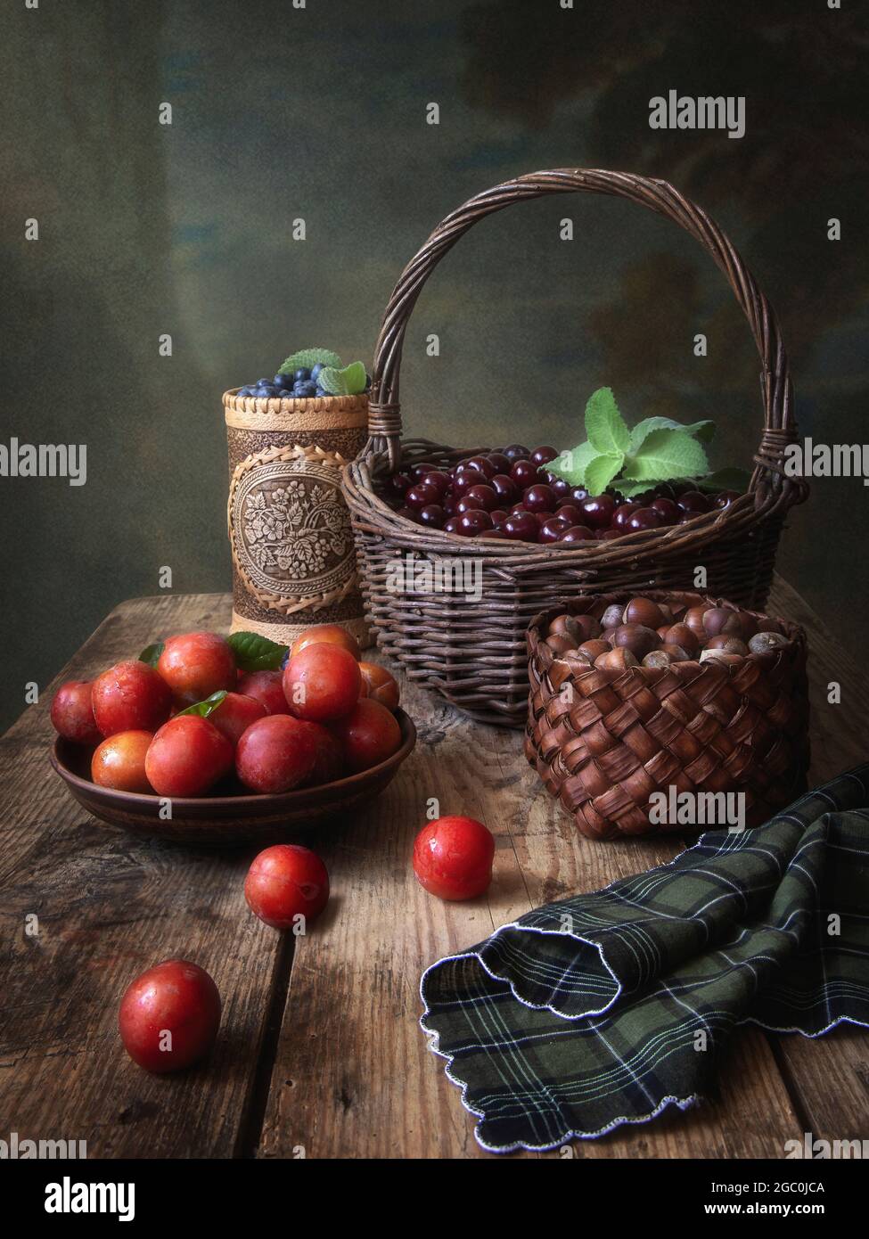 Ancora vita con frutta e nocciole Foto Stock