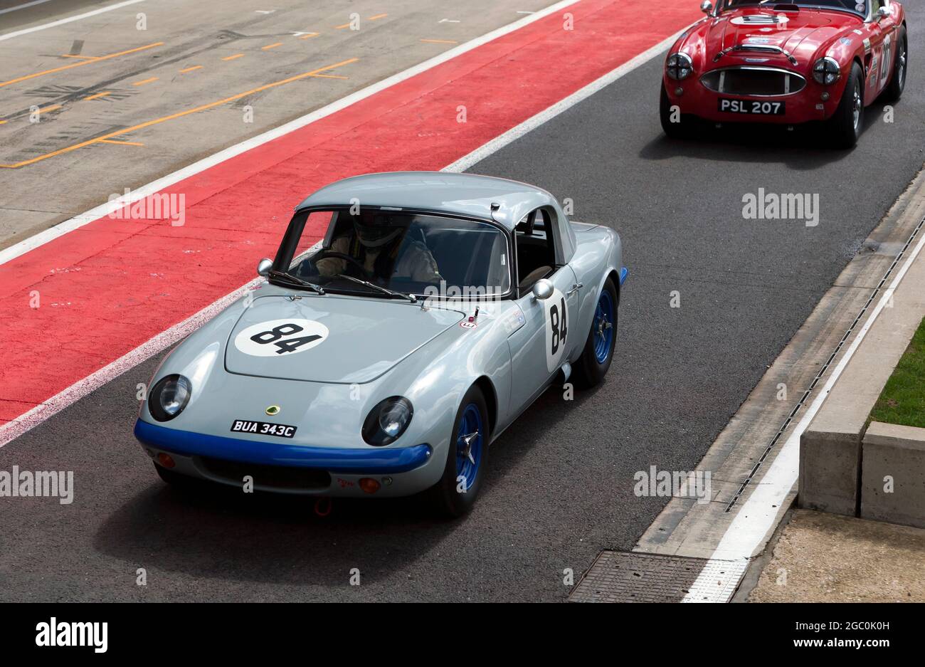 La Lotus Elan 26R, di Steve Jones e Chris Atkinson, nella pit lane prima dello start del Trofeo Internazionale per le vetture Classic Pre-66 GT Foto Stock