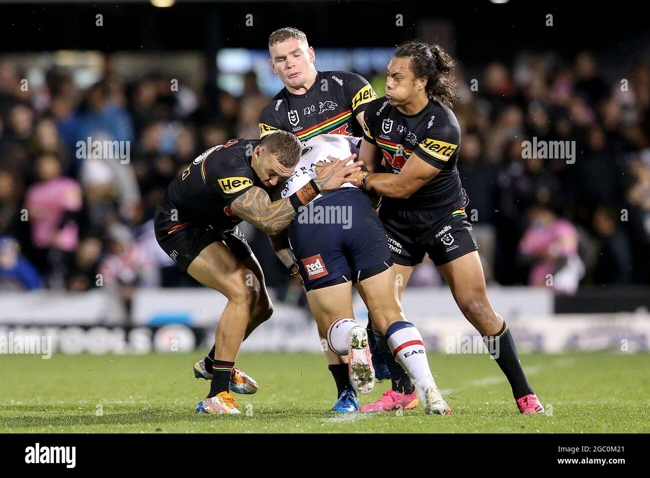 SYDNEY, AUSTRALIA - 18 GIUGNO: La difesa delle Panthers in azione durante il round quindici NRL match tra le Penrith Panthers e i Sydney Rooster al BlueBet Stadium il 18 giugno 2021 a Sydney, Australia. Credit: Kevin Manning/Speed Media/Alamy Live News Foto Stock