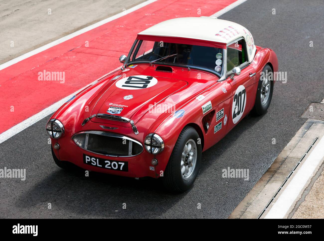 Crispin Harris e James Wilmoth's, Austin Healey 3000, nella pit lane prima dello start del Trofeo Internazionale per le vetture Classic Pre-66 GT Foto Stock