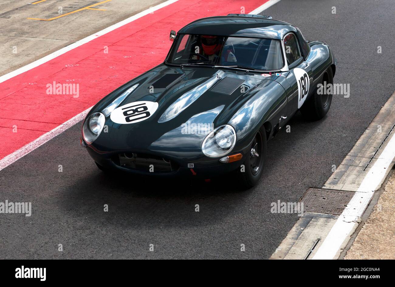 La Jaguar e-Type di Lee Mowie e Joe Osborne, nella pit lane prima dello start del Trofeo Internazionale per le classiche vetture GT Pre-66 Foto Stock