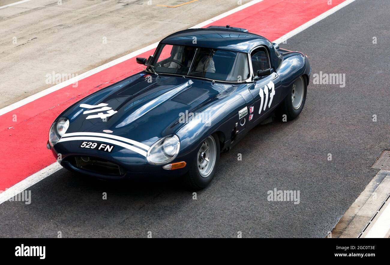 Andreas Halusa guida la sua Jaguar e-Type semipeso 1964 nella pit lane prima dell'inizio del Trofeo Internazionale per le vetture Classic Pre-66 GT Foto Stock