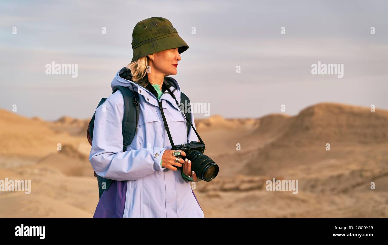 donna asiatica fotografo camminare in un parco geologico nazionale guardando la vista Foto Stock